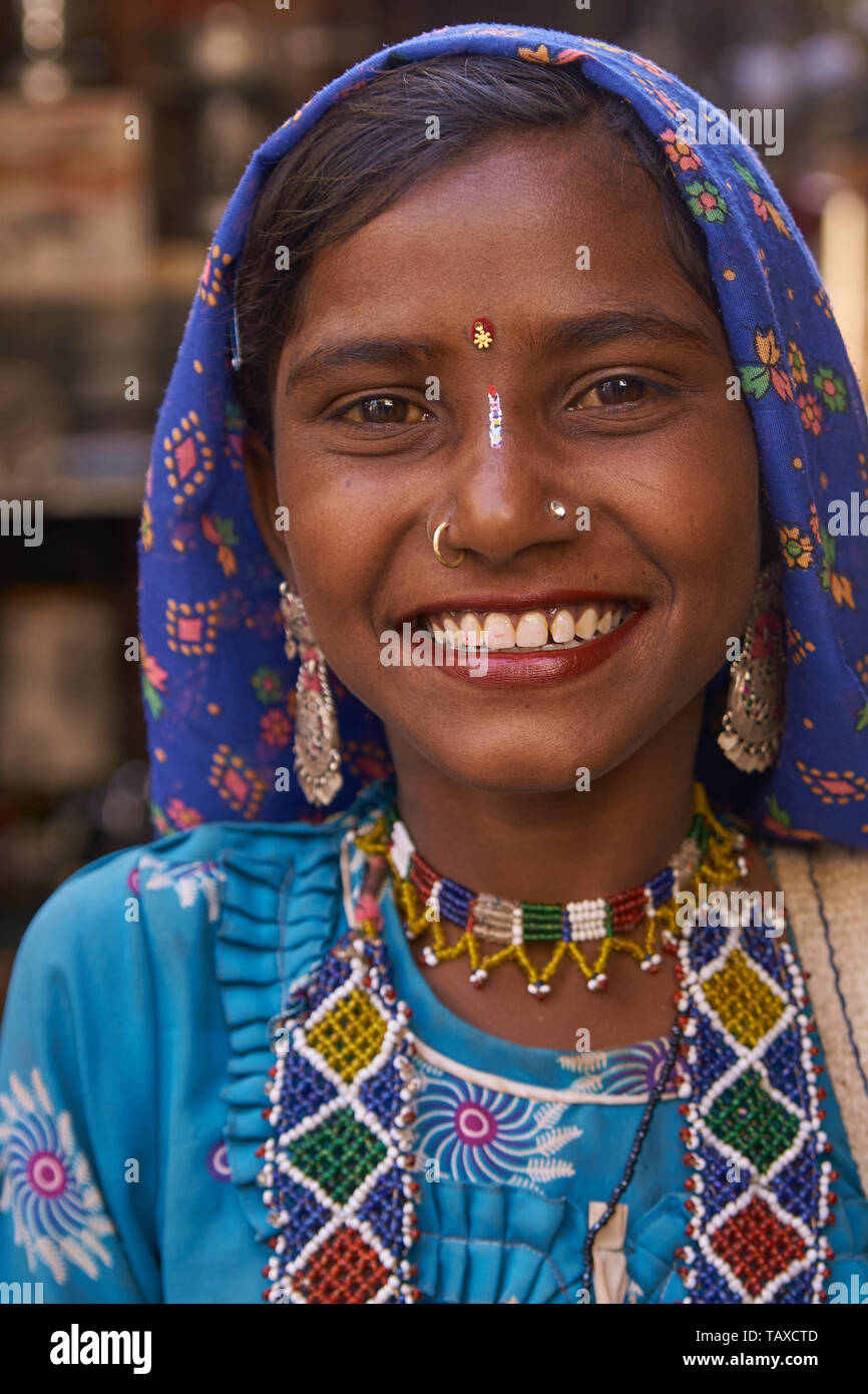 Indische Dame in traditionellem Tribal-Outfit auf dem jährlichen Desert Festival in Jaisalmer, Indien. Stockfoto