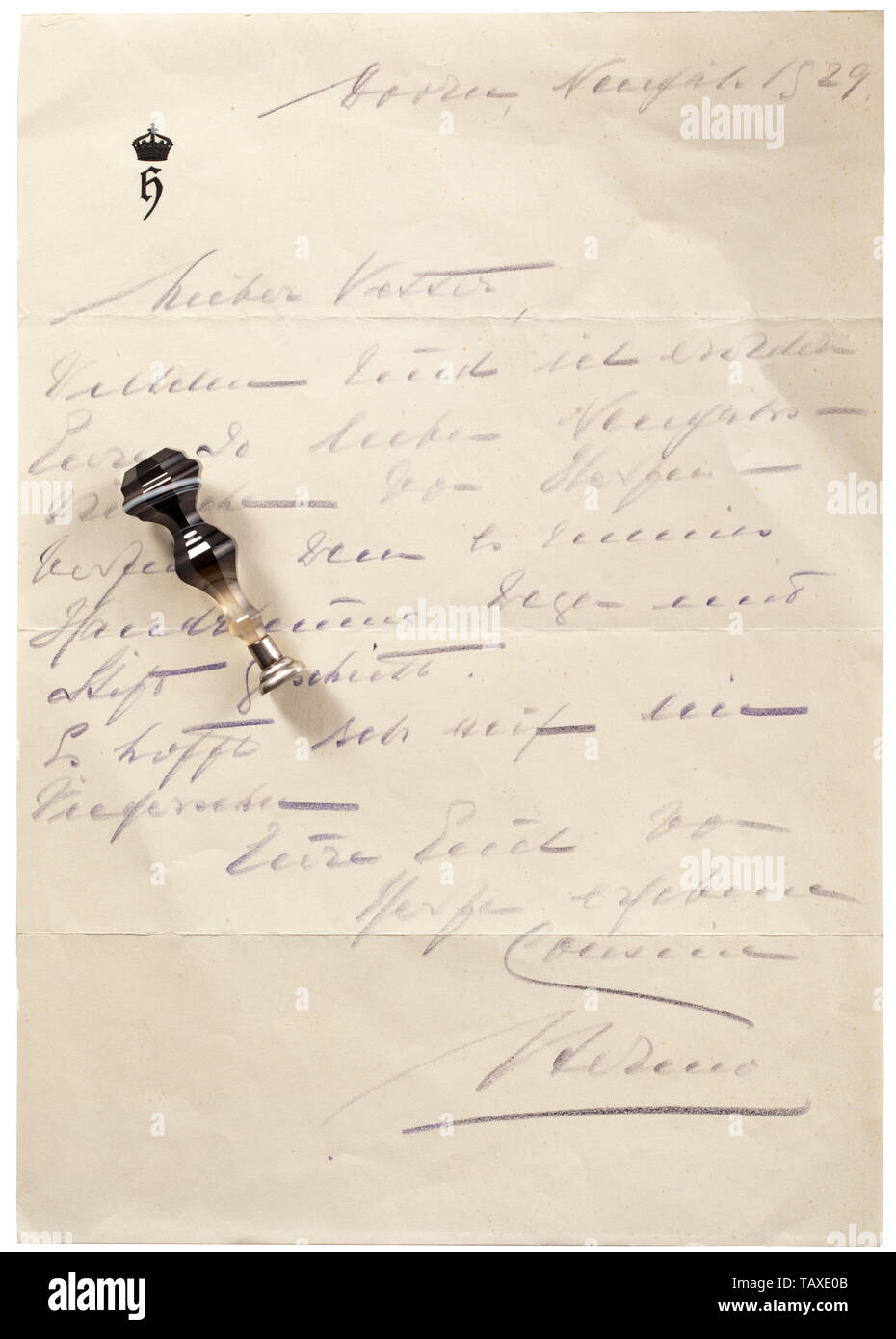 Kaiserin Hermine von Preußen (1887 - 1947) - eine persönliche Dichtung und einen handgeschriebenen Brief von der zweiten Frau von Kaiser Wilhelm II., Silber Oberfläche der Dichtung mit geschnitzten Monogramm "H" unter der Krone der Kaiserin. Schöne griff der facettierten, schwarz-weißer Achat. Höhe 63 mm. In der ursprünglichen braunen Ledertasche mit Innenfutter aus weißer Seide und violett Velvet. Enthalten ist ein handgeschriebener Brief in blau-grau wasserfesten Stift mit auf das Neue Jahr Grüße an ein Cousin, vom "oorn, Neujahr 1929'. Mit geprägtem Briefkopf mit 'H'-monogramm unter der Krone der Kaiserin. Gefaltet, Additional-Rights - Clearance-Info - Not-Available Stockfoto