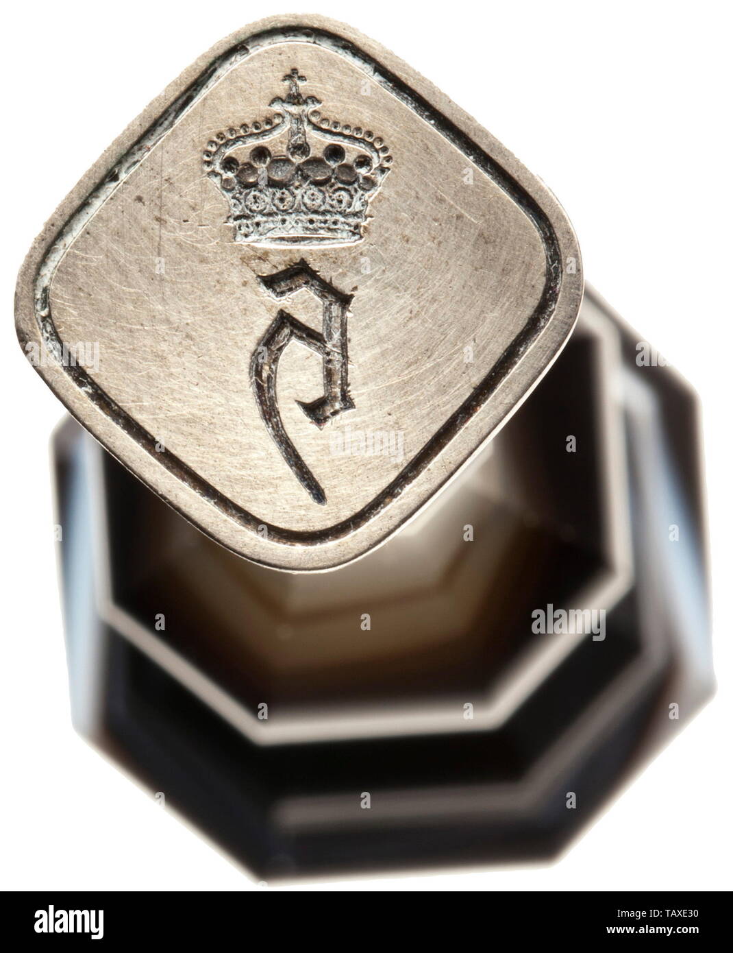 Kaiserin Hermine von Preußen (1887 - 1947) - eine persönliche Dichtung und einen handgeschriebenen Brief von der zweiten Frau von Kaiser Wilhelm II., Silber Oberfläche der Dichtung mit geschnitzten Monogramm "H" unter der Krone der Kaiserin. Schöne griff der facettierten, schwarz-weißer Achat. Höhe 63 mm. In der ursprünglichen braunen Ledertasche mit Innenfutter aus weißer Seide und violett Velvet. Enthalten ist ein handgeschriebener Brief in blau-grau wasserfesten Stift mit auf das Neue Jahr Grüße an ein Cousin, vom "oorn, Neujahr 1929'. Mit geprägtem Briefkopf mit 'H'-monogramm unter der Krone der Kaiserin. Gefaltet, Additional-Rights - Clearance-Info - Not-Available Stockfoto