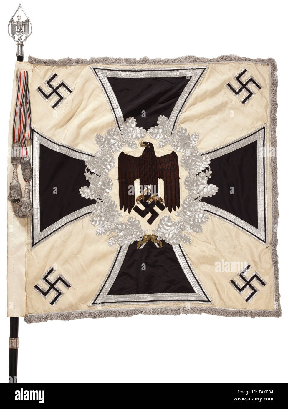 Ein Bataillon Flagge III Bataillon Infanterie Regiment 52, komplett mit Stange, Finial und Banderole, weiße Seide Tuch gesäumt mit Silber auf drei Kanten. Auf beiden Seiten eine Hand - bestickte schwarze Armee Eagle mit braunem Gefieder, der Schnabel und Krallen in erhöhte Gold Stickerei auf einem Feld von Creme-farbige Seide, bestickt mit einer silbernen Kranz aus Eichenlaub auf einem Eisernen Kreuz umgeben, in den Ecken vier angewandten Hakenkreuze. Abmessungen Ca. 120 x 120 cm. Die schwarz poliert Holz- Fahnenmast mit Gravierten versilbert Bataillon Ring. Die Anlage Nägel (angeschlagen) w, Additional-Rights - Clearance-Info - Not-Available Stockfoto