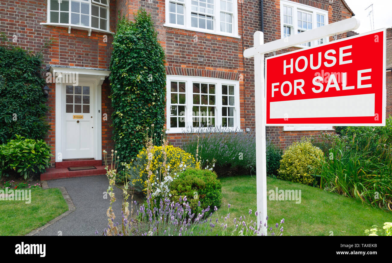 Für Verkauf Zeichen außerhalb eines Hauses in einem wohlhabenden Vorort von London Stockfoto