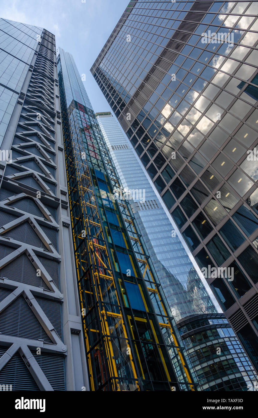 Eine Ansicht, die in der Gebäude- und Leandenhall St Helen's Tower im Finanzviertel von London, Großbritannien Stockfoto