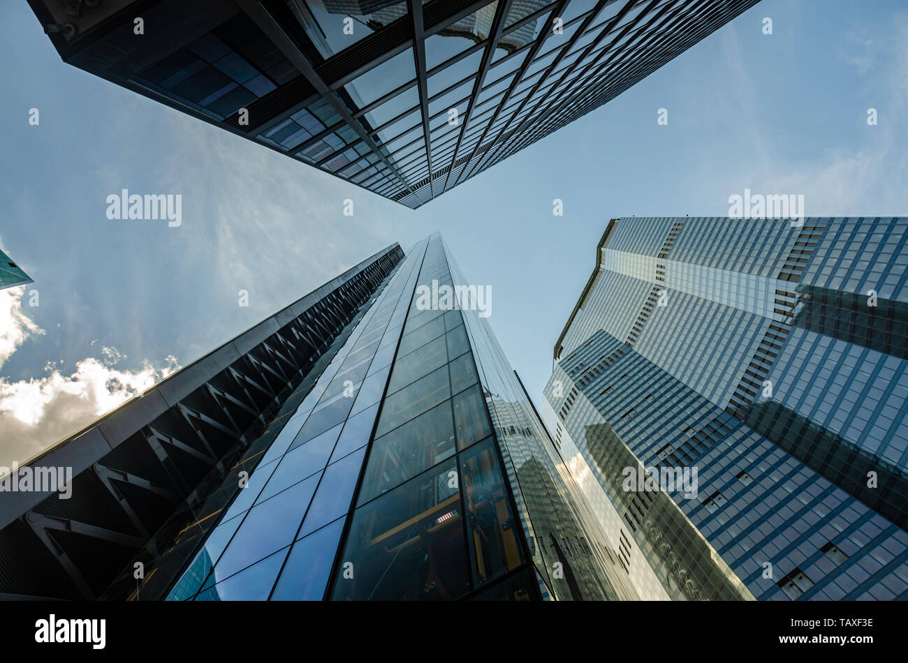 Blick in den Himmel als Leandenhall Gebäude, die Willis Gebäude und das Skalpell Ausdehnung jenseits im Financial District in der Londoner City. Stockfoto