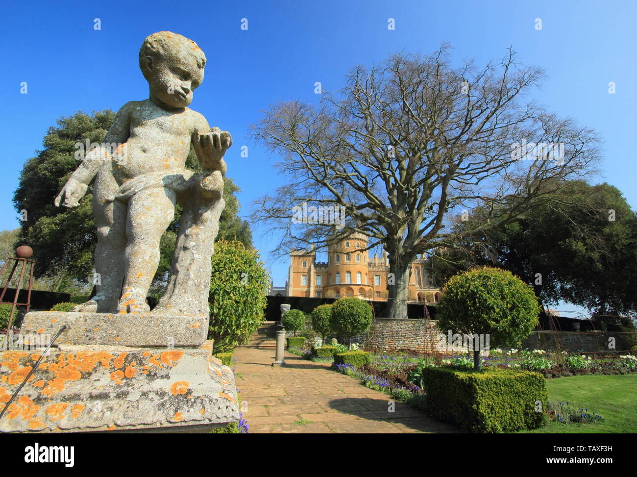 Schloss Belvoir, Leicestershire. Belvoir Castle, Sitz der Herzöge von Rutland, von Dieses stattliche Haus Rosengarten im Frühjahr, England gesehen, Großbritannien Stockfoto