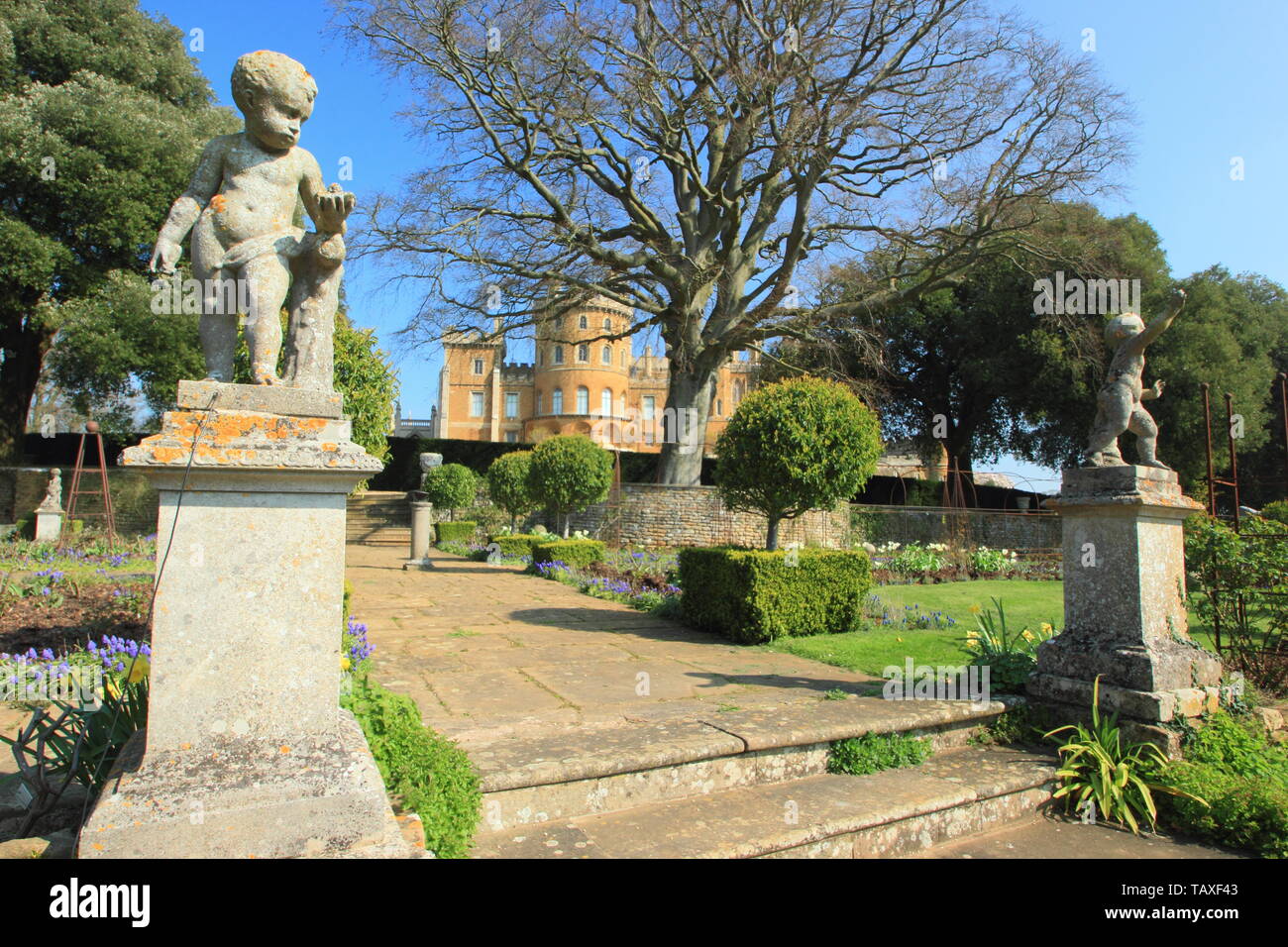 Schloss Belvoir, Leicestershire. Belvoir Castle, Sitz der Herzöge von Rutland, von Dieses stattliche Haus Rosengarten im Frühjahr, England gesehen, Großbritannien Stockfoto