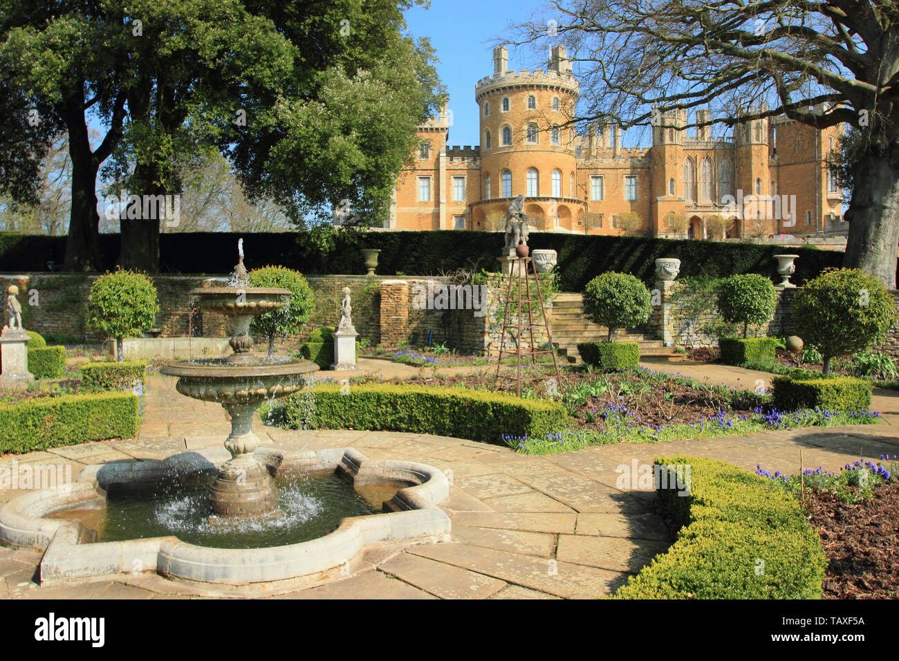 Schloss Belvoir, Leicestershire. Belvoir Castle, Sitz der Herzöge von Rutland, von Dieses stattliche Haus Rosengarten im Frühjahr, England gesehen, Großbritannien Stockfoto