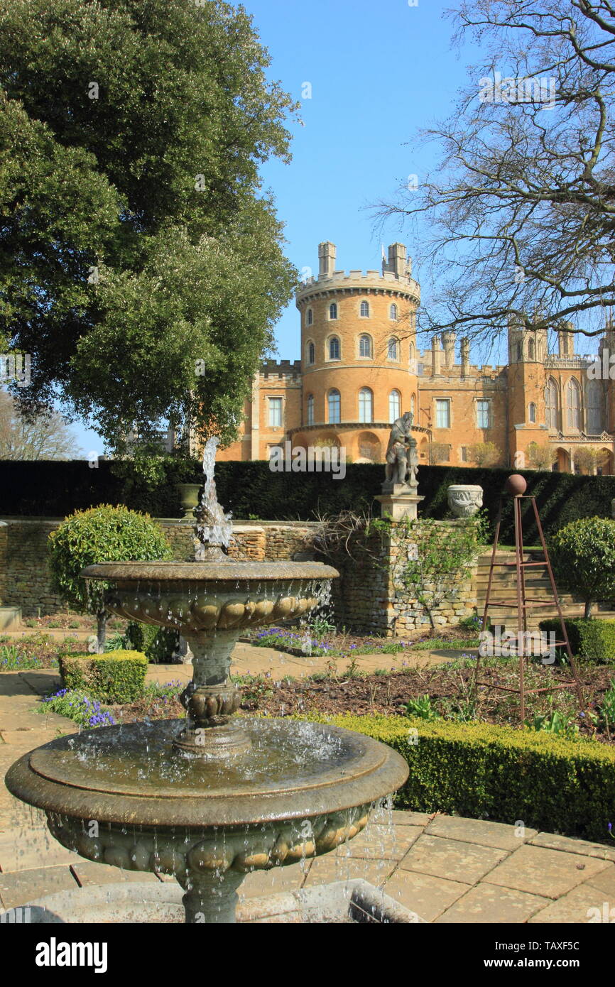 Schloss Belvoir, Leicestershire. Belvoir Castle, Sitz der Herzöge von Rutland, von Dieses stattliche Haus Rosengarten im Frühjahr, England gesehen, Großbritannien Stockfoto