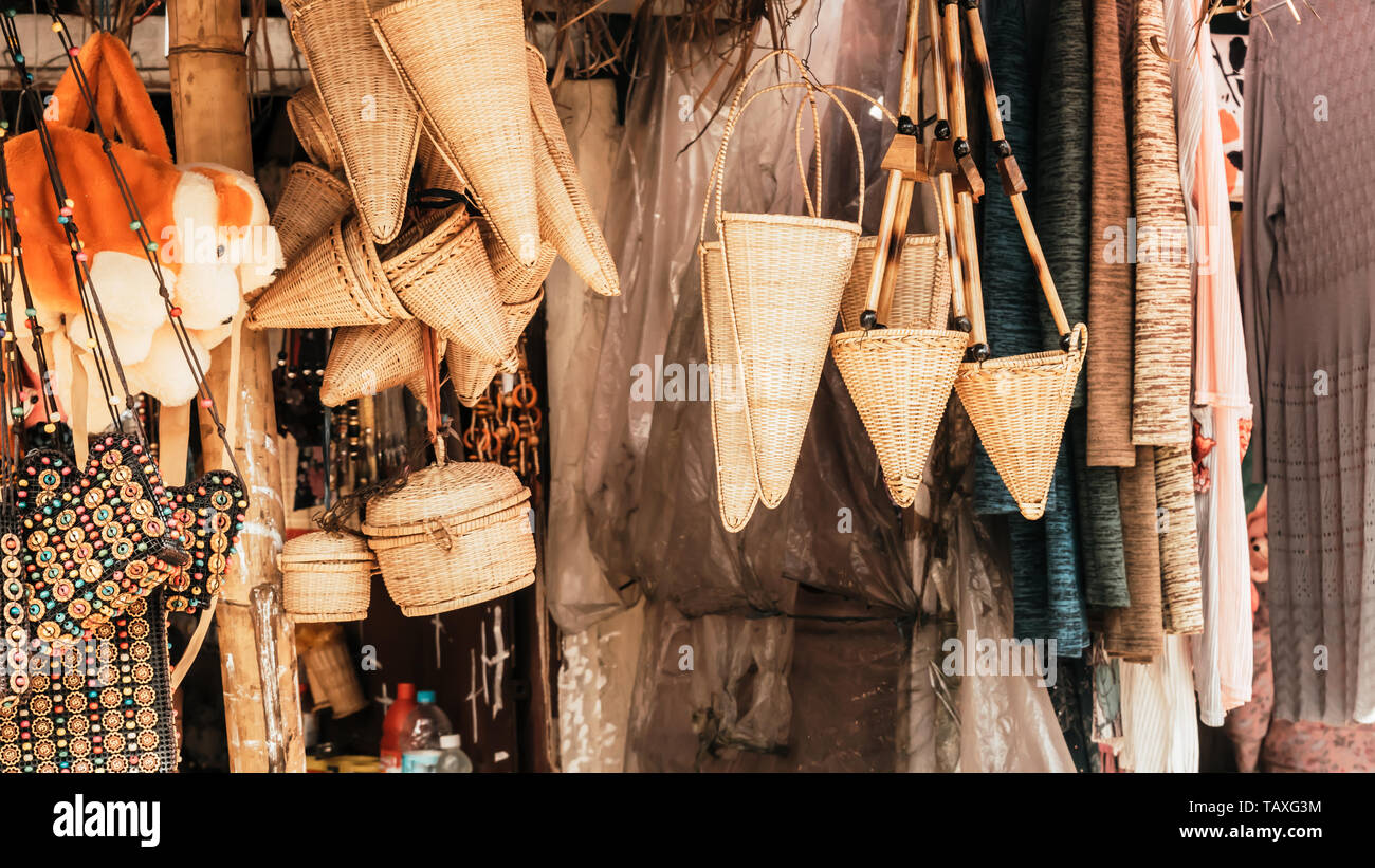 Meghalaya Kunsthandwerk Kunst und Kunsthandwerk mit Zuckerrohr und Bambus Produkte gestellt werden. Bambus, Zuckerrohr Arbeit, Hocker, Körbe, Angeln fallen, Container für die Anzeige in H Stockfoto