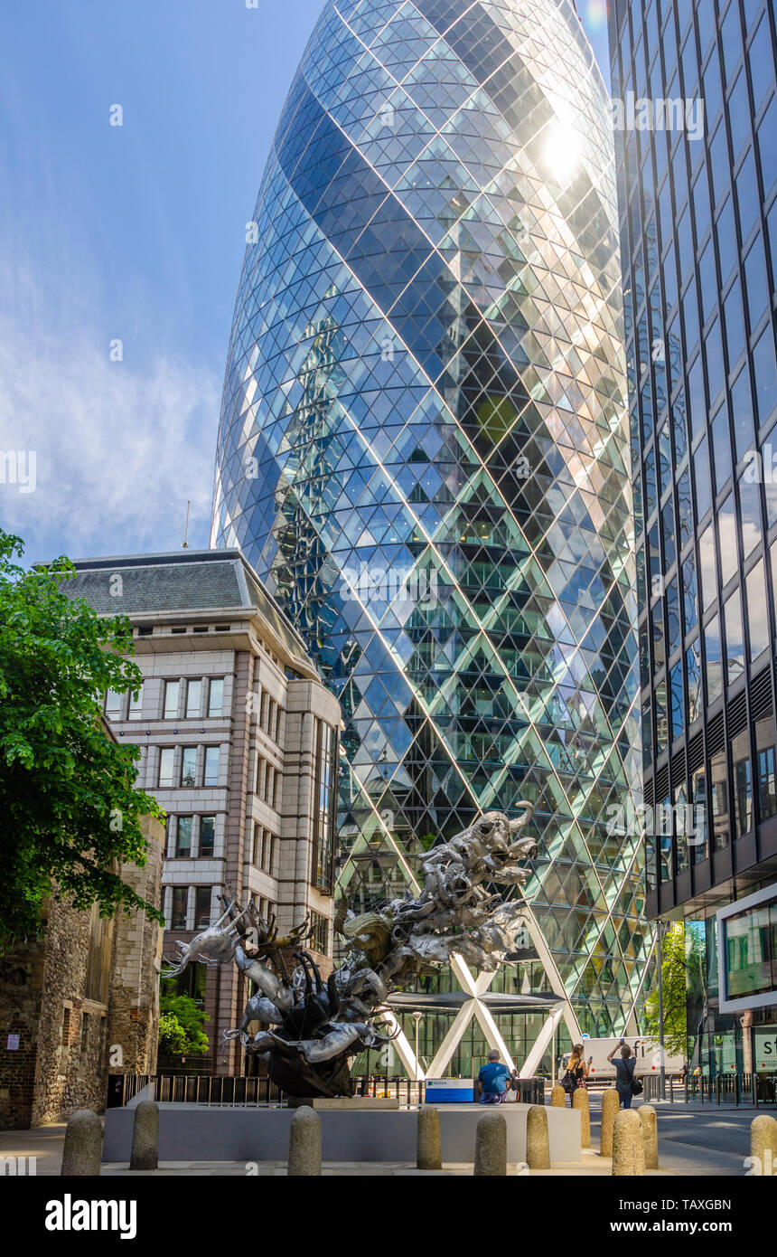 Eine Kunstinstallation "abstrakten Masse" von Nina Saunders steht vor der Gurke und St Helen's Tower in Londons Finanzviertel Stockfoto