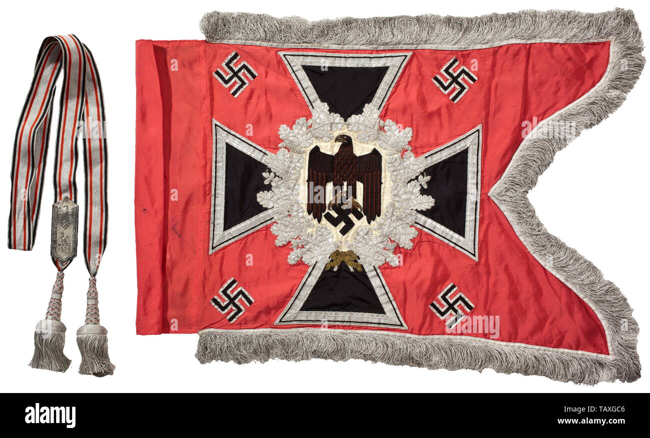 Ein Standard der Panzer Truppen und Banderole, Rosa Fahnenstoff, beide Flächen eine Armee eagle hand Anzeige - bestickt in Schwarz und Braun auf Creme-farbige Seide, den Schnabel und Krallen in angehobener Goldstickerei erbracht werden, durch einen Silber - Gesticktes Eichenblatt Kranz (leichte Spuren von Korrosion) auf einem Eisernen Kreuz, vier Hakenkreuze zu den Ecken angewandte umgeben. Silber Franse auf drei Seiten. Öffnen tuch Hülse leicht beschädigt, mit zahlreichen Nagellöcher. Leichte Anzeichen von Alter, ansonsten unfaded. Abmessungen 60 x 75 cm. Sehr selten Standard. Kommt mit einem Streamer von Silber mit schwarzen und r, Editorial-Use - Nur Stockfoto