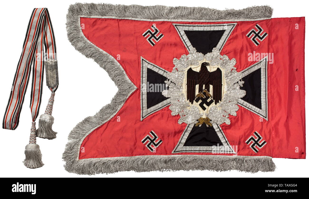 Ein Standard der Panzer Truppen und Banderole, Rosa Fahnenstoff, beide Flächen eine Armee eagle hand Anzeige - bestickt in Schwarz und Braun auf Creme-farbige Seide, den Schnabel und Krallen in angehobener Goldstickerei erbracht werden, durch einen Silber - Gesticktes Eichenblatt Kranz (leichte Spuren von Korrosion) auf einem Eisernen Kreuz, vier Hakenkreuze zu den Ecken angewandte umgeben. Silber Franse auf drei Seiten. Öffnen tuch Hülse leicht beschädigt, mit zahlreichen Nagellöcher. Leichte Anzeichen von Alter, ansonsten unfaded. Abmessungen 60 x 75 cm. Sehr selten Standard. Kommt mit einem Streamer von Silber mit schwarzen und r, Editorial-Use - Nur Stockfoto