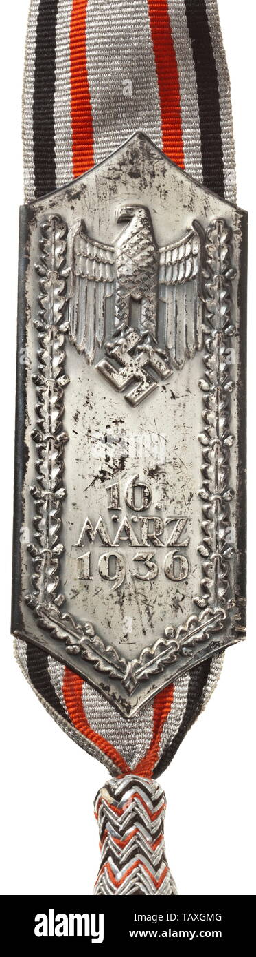 Ein Standard der Panzer Truppen und Banderole, Rosa Fahnenstoff, beide Flächen eine Armee eagle hand Anzeige - bestickt in Schwarz und Braun auf Creme-farbige Seide, den Schnabel und Krallen in angehobener Goldstickerei erbracht werden, durch einen Silber - Gesticktes Eichenblatt Kranz (leichte Spuren von Korrosion) auf einem Eisernen Kreuz, vier Hakenkreuze zu den Ecken angewandte umgeben. Silber Franse auf drei Seiten. Öffnen tuch Hülse leicht beschädigt, mit zahlreichen Nagellöcher. Leichte Anzeichen von Alter, ansonsten unfaded. Abmessungen 60 x 75 cm. Sehr selten Standard. Kommt mit einem Streamer von Silber mit schwarzen und r, Editorial-Use - Nur Stockfoto