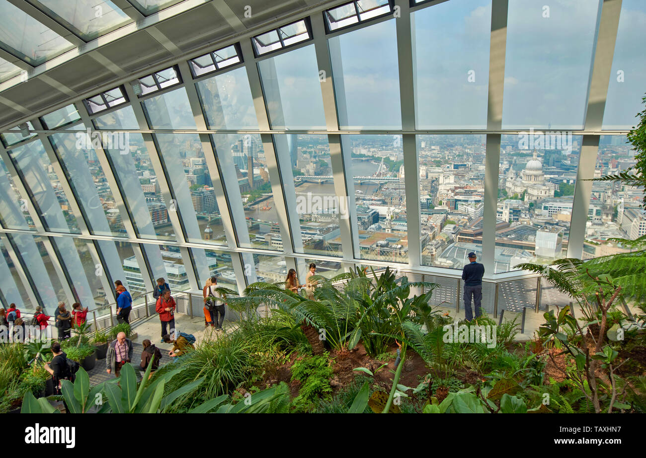 LONDON 20 Fenchurch Street das Walkie talkie Wolkenkratzer der Sky Garden Menschen genießen die Aussicht auf die Themse und die St. Pauls Gegend Stockfoto