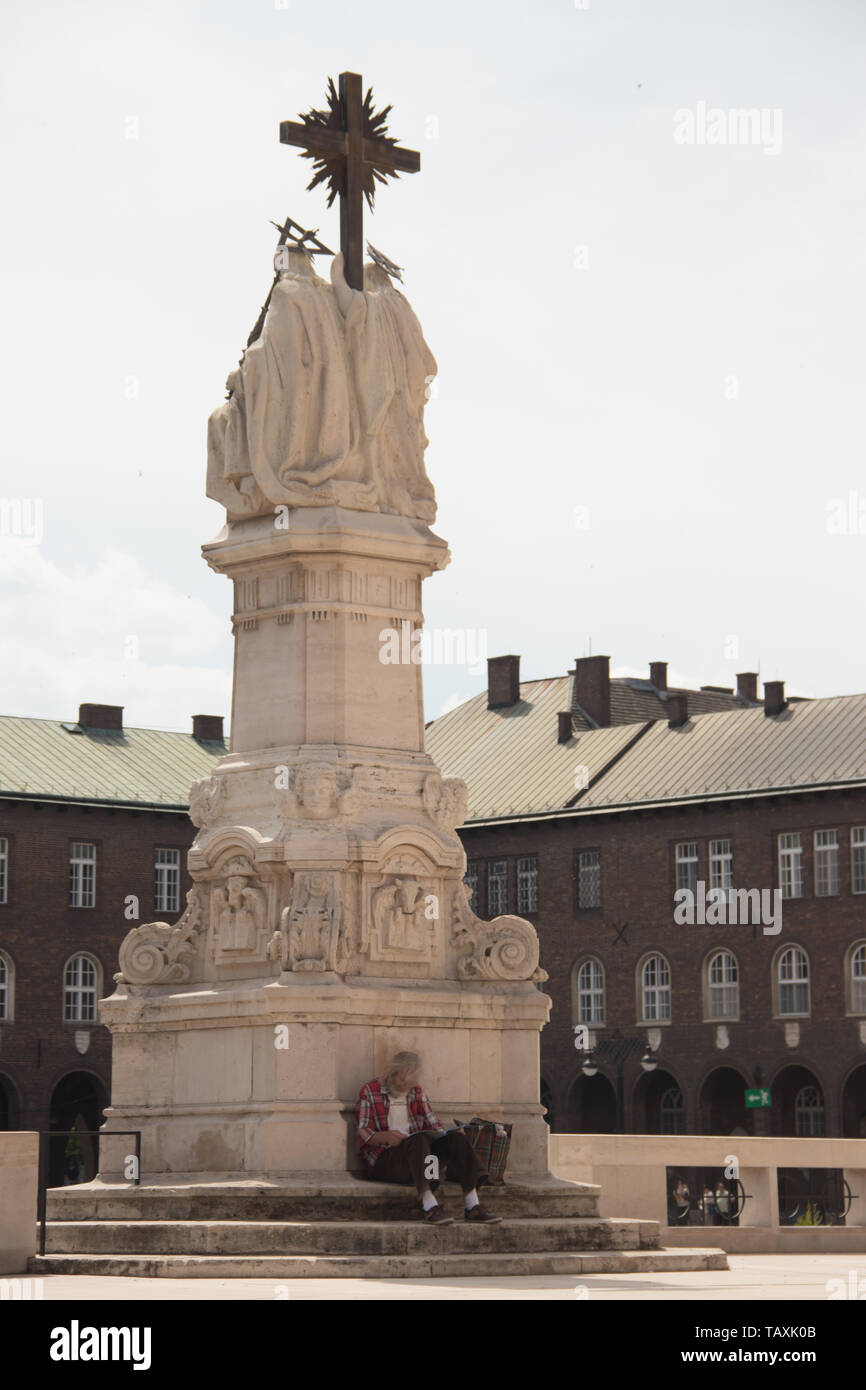 Ältere Mann Entspannung auf den Straßen von Szeged, Ungarn Stockfoto