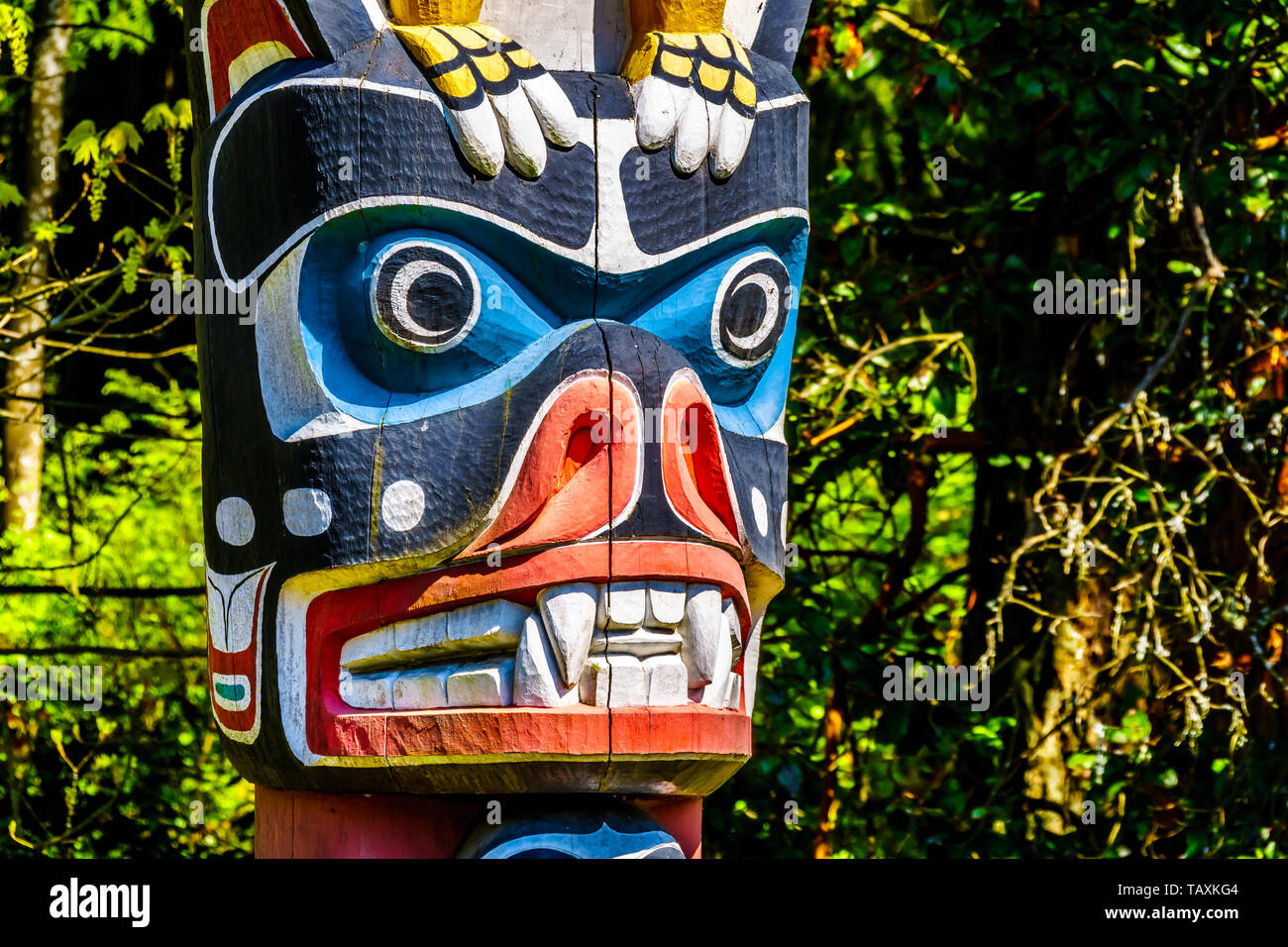 Details eines Abschnitts der die farbenfrohen 'Thunderbird Haus Post Totempfahl" zeigt das Gesicht eines Grizzlybären. Die pole im Stanley Park entfernt Stockfoto