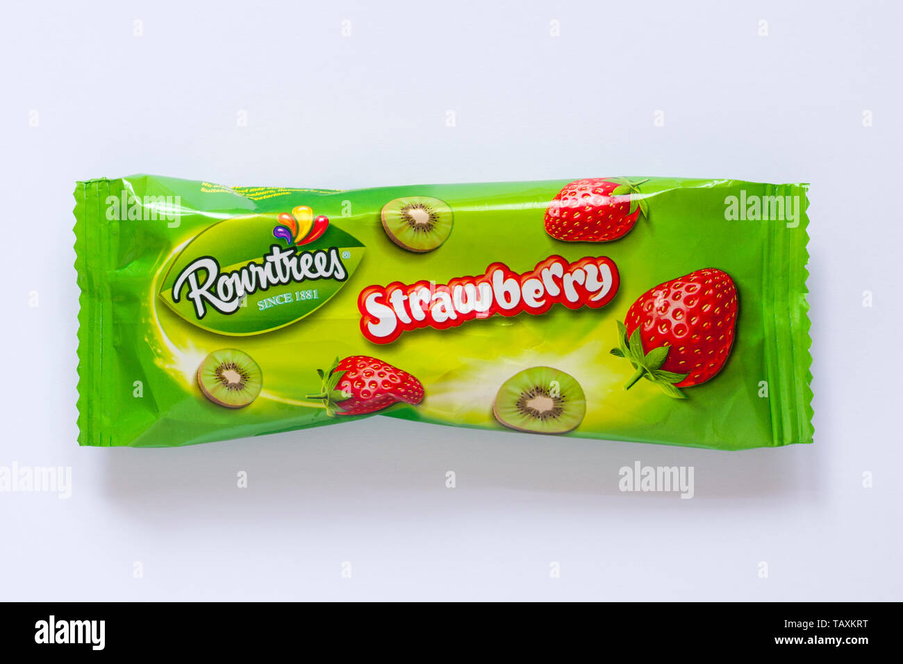 Rowntrees Erdbeer Eis am Stiel auf weißem Hintergrund - Erdbeere und Kiwi Wassereis mit Schokoladegeschmack Stücke Stockfoto