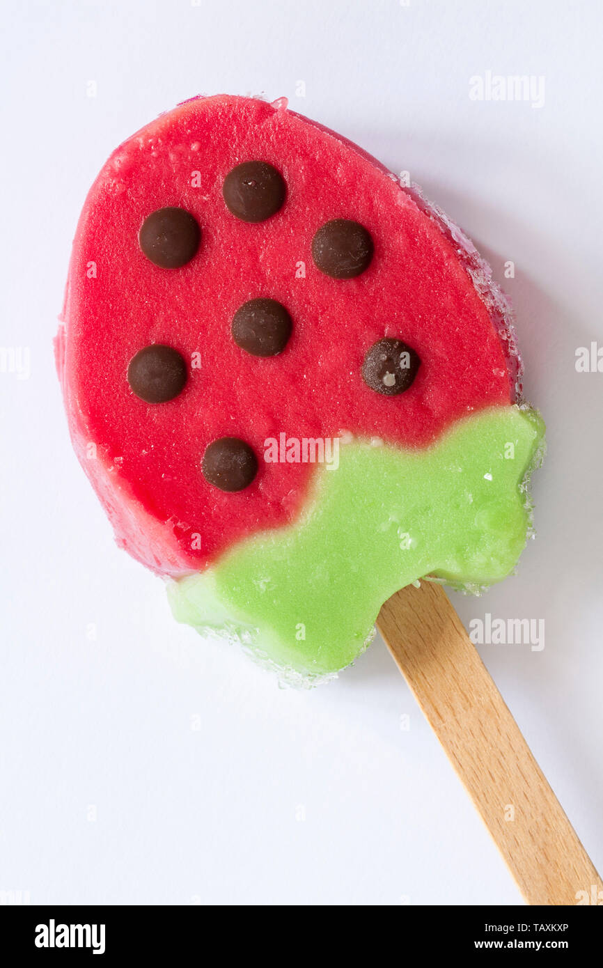 Rowntrees Erdbeer Eis am Stiel auf weißem Hintergrund - Erdbeere und Kiwi Wassereis mit Schokoladegeschmack Stücke Stockfoto