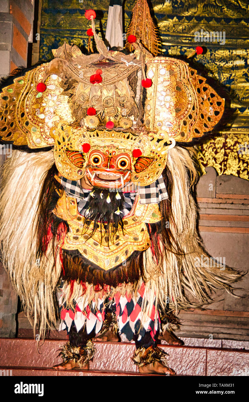 BALI, Indonesien - Februar Circa, 2019. Barong der wohlwollenden Tier, das böse Geister erschrickt. Traditioneller Tanz und Show. Stockfoto