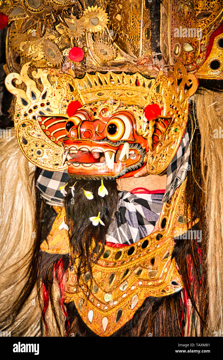 BALI, Indonesien - Februar Circa, 2019. Barong der wohlwollenden Tier, das böse Geister erschrickt. Traditioneller Tanz und Show. Stockfoto