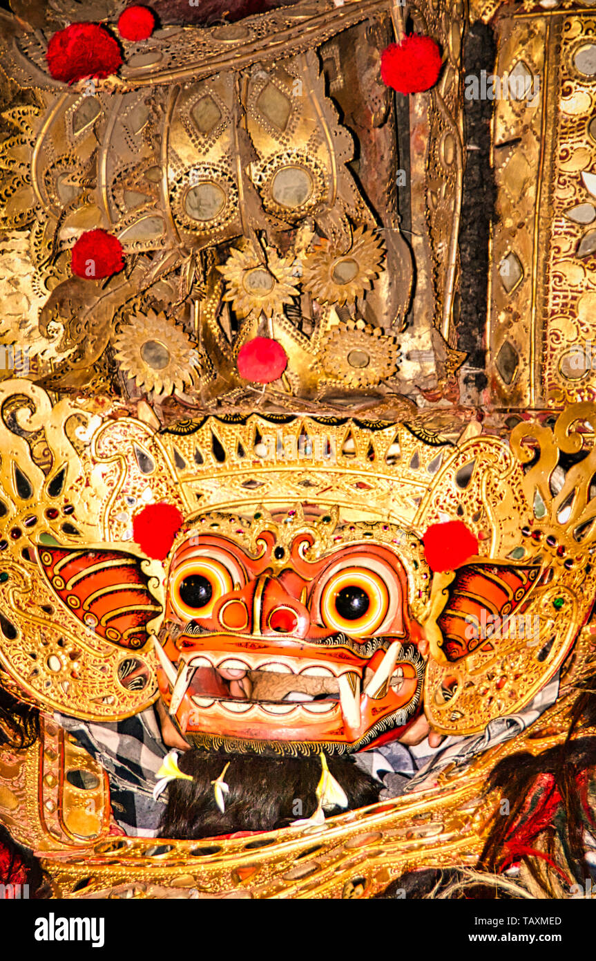 BALI, Indonesien - Februar Circa, 2019. Barong der wohlwollenden Tier, das böse Geister erschrickt. Traditioneller Tanz und Show. Stockfoto