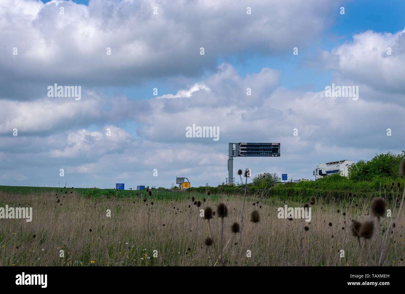 Ein Blick auf die M40, Oxfordshire, England, UK in der Nähe der Ausfahrt 9. Foto aus einem Feld berücksichtigt neben der Autobahn Stockfoto