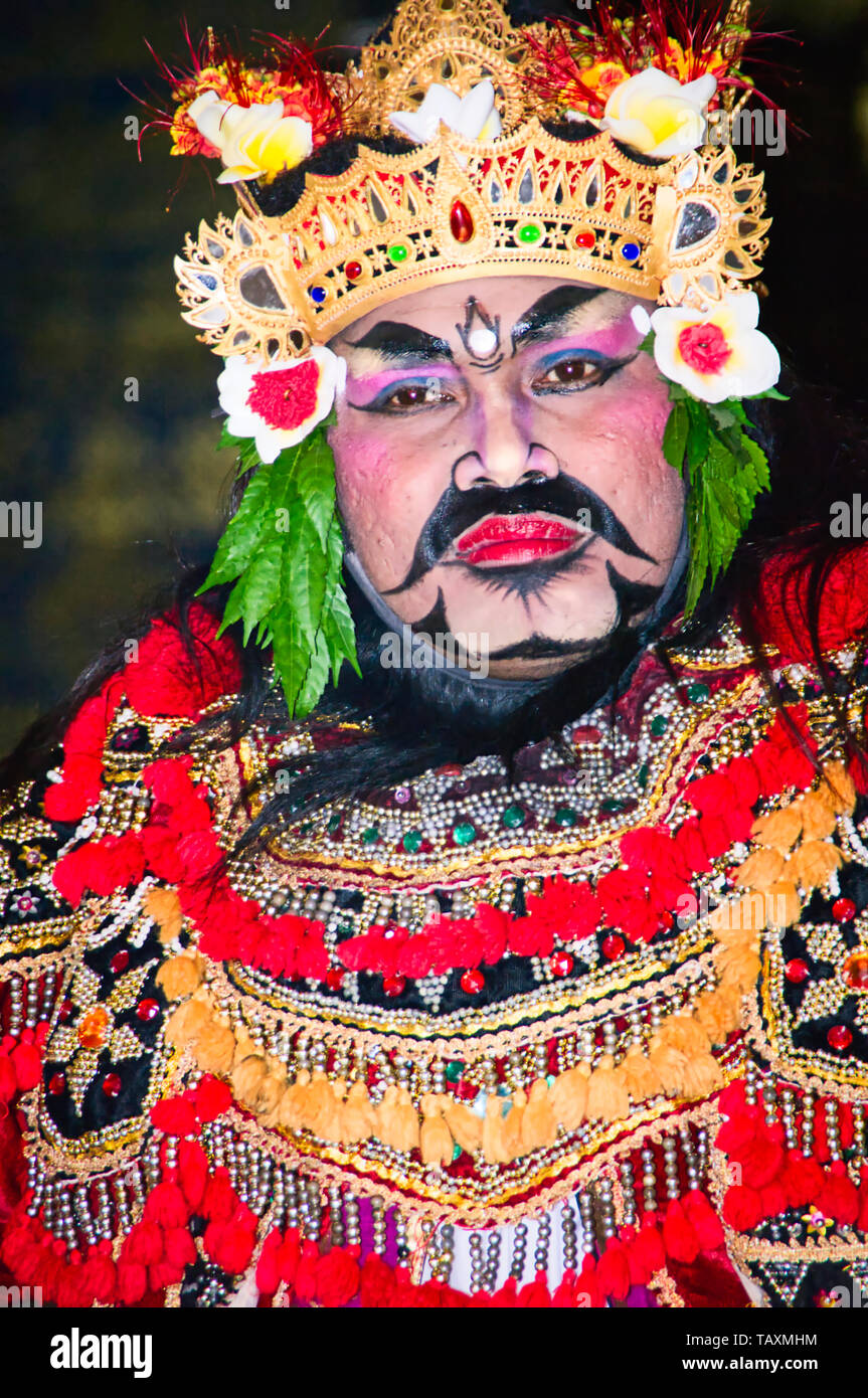 UBUD, BALI, Indonesien - Februar Circa, 2019. Portrait von jauk Tanz einen traditionellen, balinesischen Tanz, sehr schöne und anspruchsvolle bunten Anzug Stockfoto