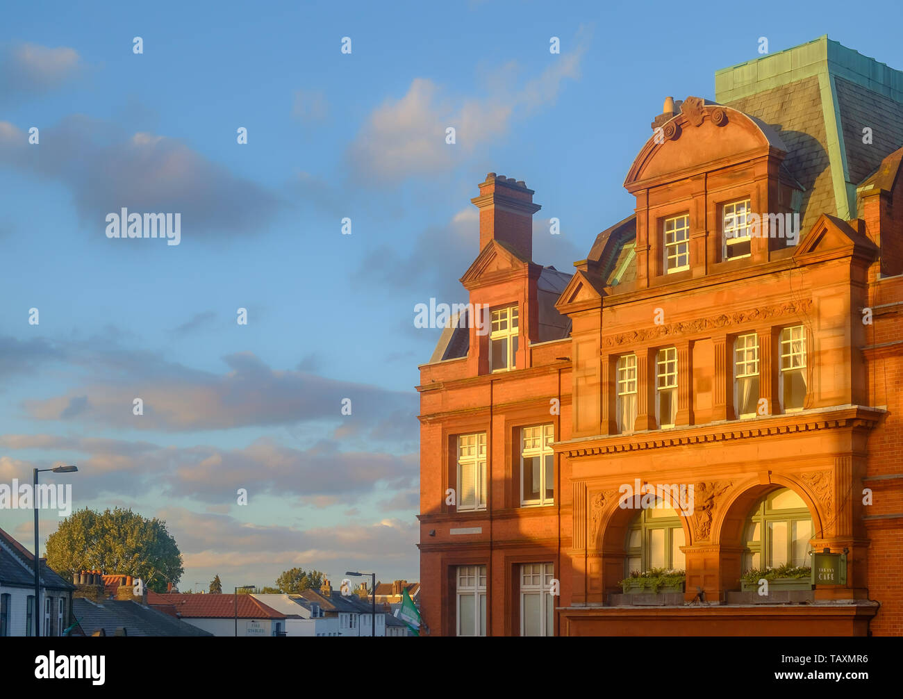 London, Großbritannien, September 2018, oberer Teil des Ivy Café-Gebäudes bei Sonnenuntergang in Wimbledon Village Stockfoto