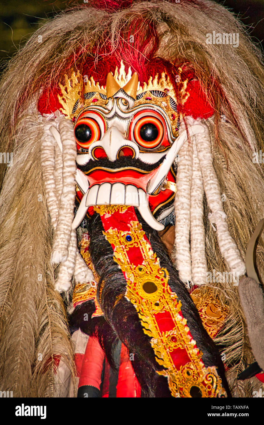 BALI, Indonesien - Februar Circa, 2019. Barong der wohlwollenden Tier, das böse Geister erschrickt. Traditioneller Tanz und Show. Stockfoto
