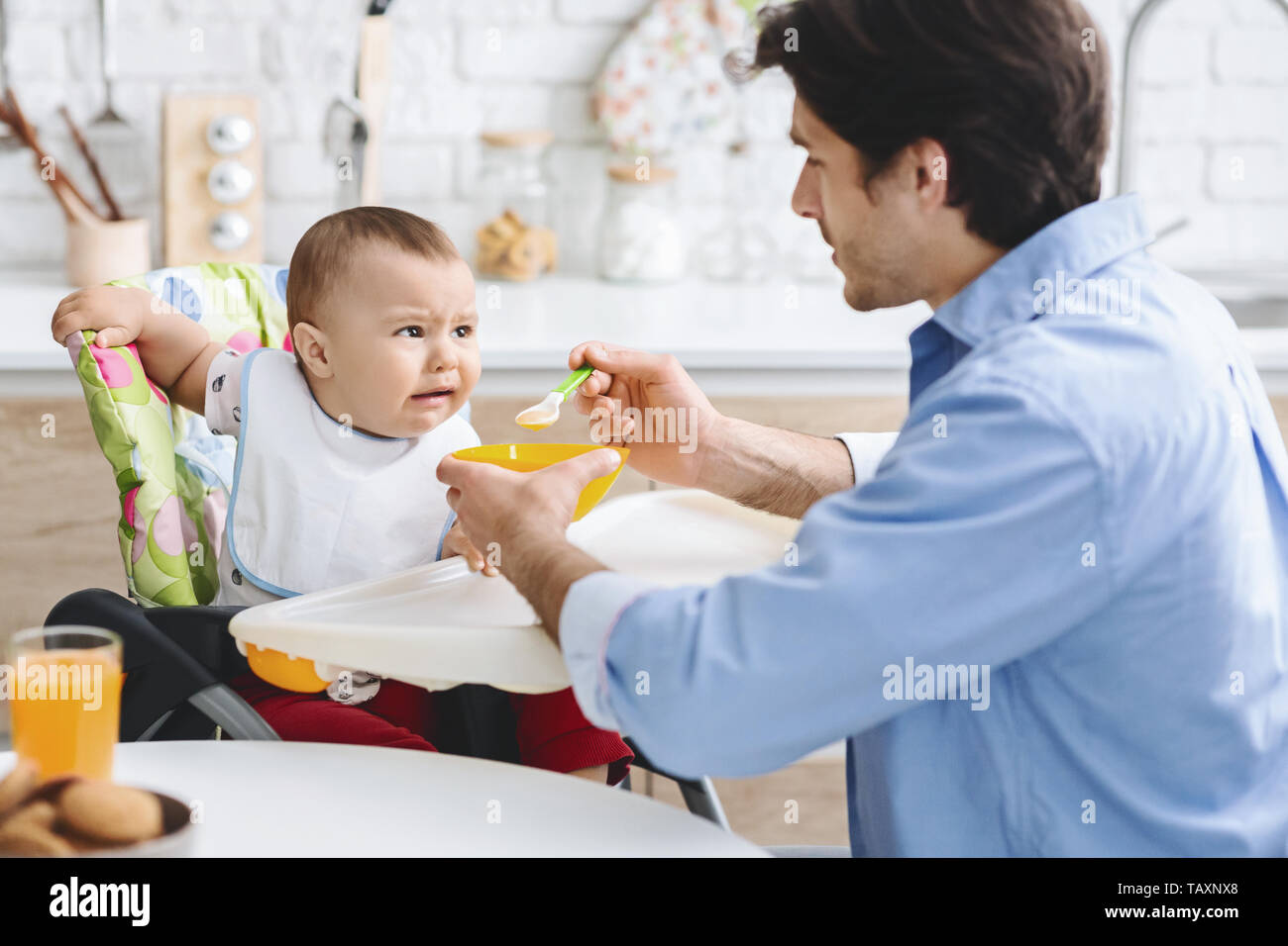 Vati sein Baby Ernährung mit gesunden Lebensmitteln Stockfoto