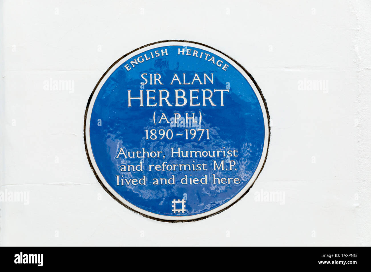 Eine blaue Plakette zum Gedenken an den Autor, Humorist und MP, EIN P Herbert in Hammersmith, London. Stockfoto