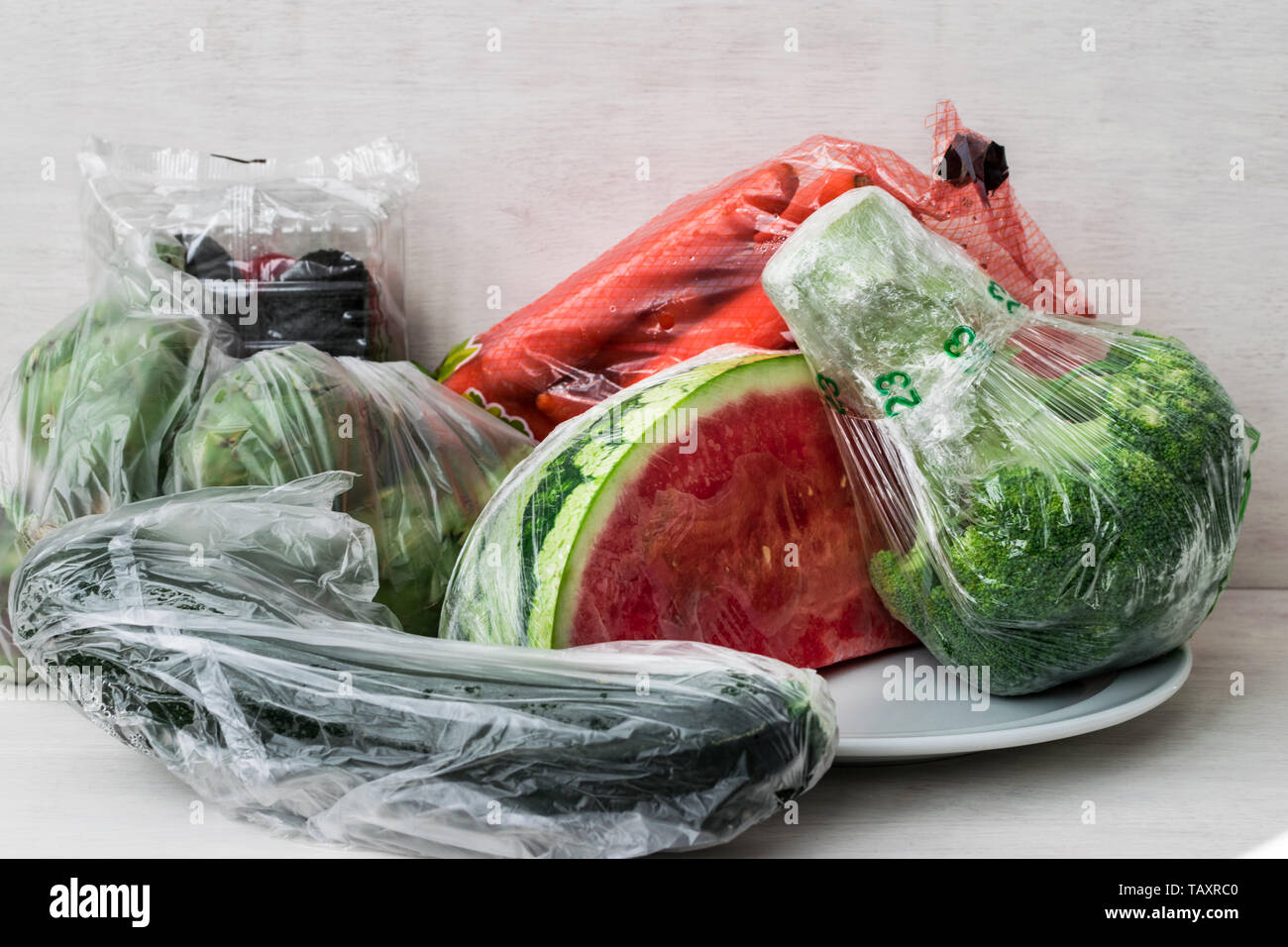 Kunststoff - Freizügigkeit. Gemüse und Obst mit Kunststoff Pakete aus dem Markt Stockfoto
