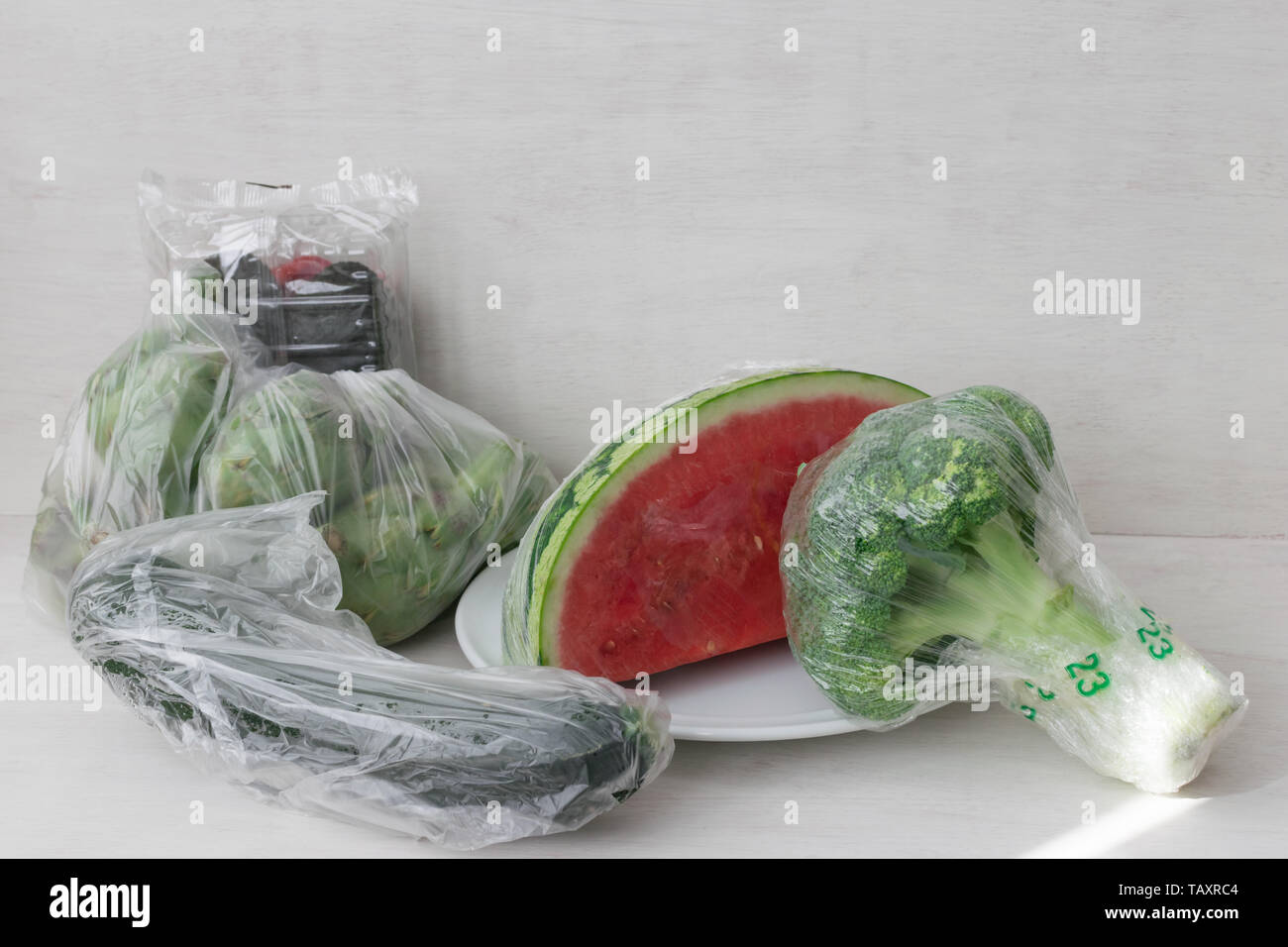 Gemüse und Obst mit Kunststoff Pakete aus dem Markt. Kunststoff - Freier Personenverkehr Stockfoto