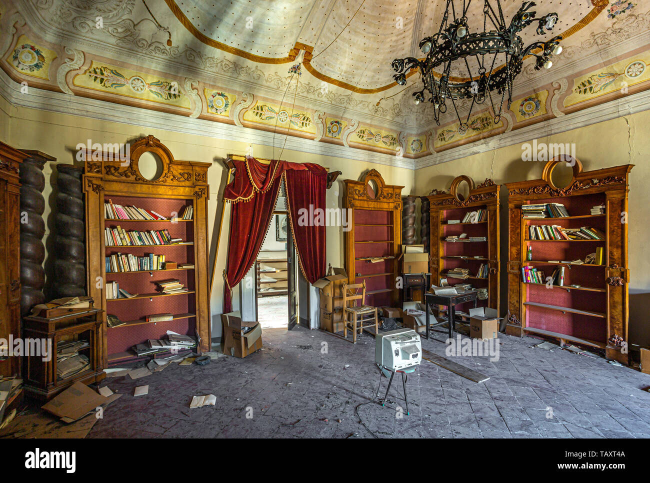 Bücherregale in verlassenen Haus. Abruzzen Stockfoto