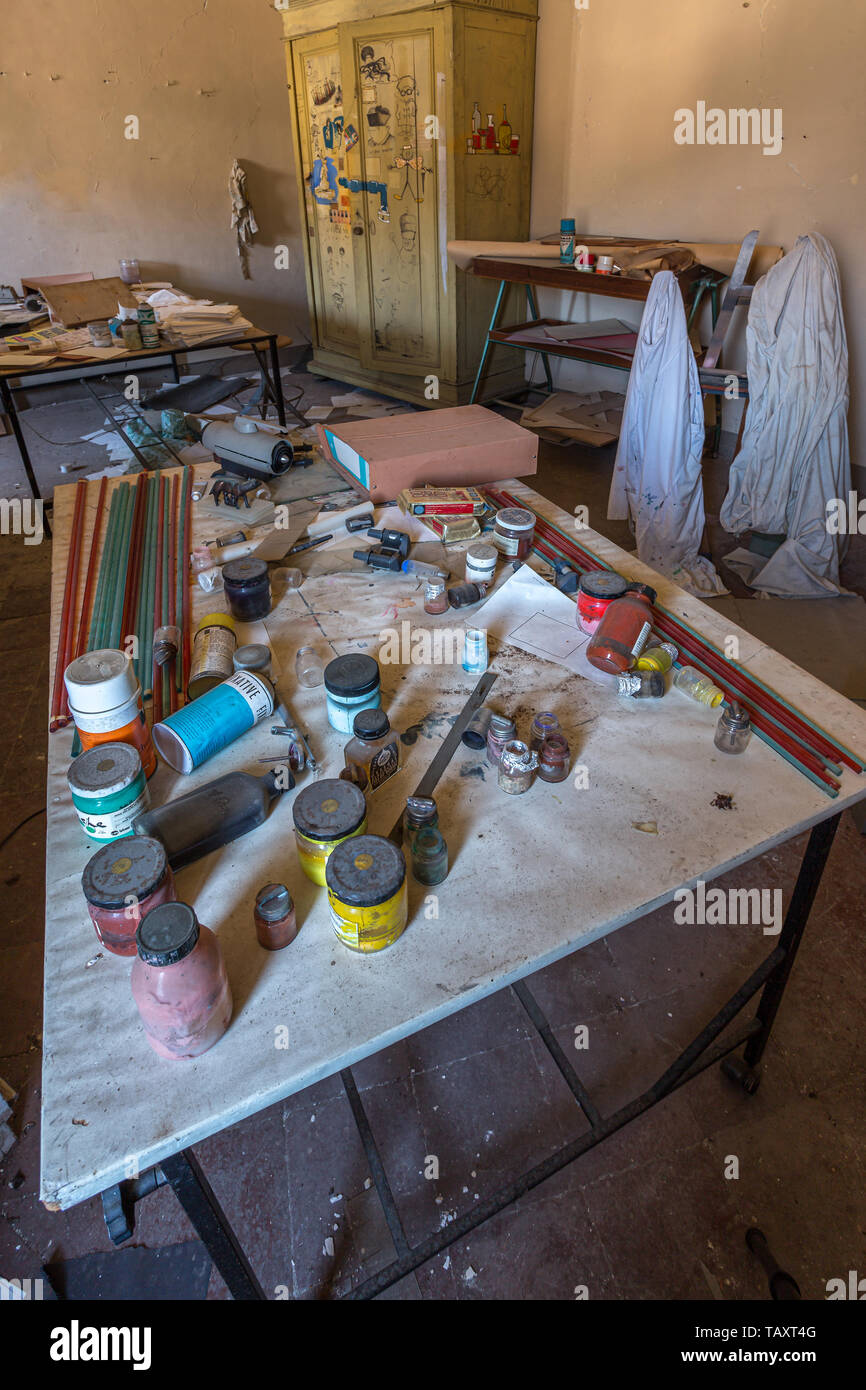 Artist's Zimmer in verlassenen Haus, Abruzzen Stockfoto