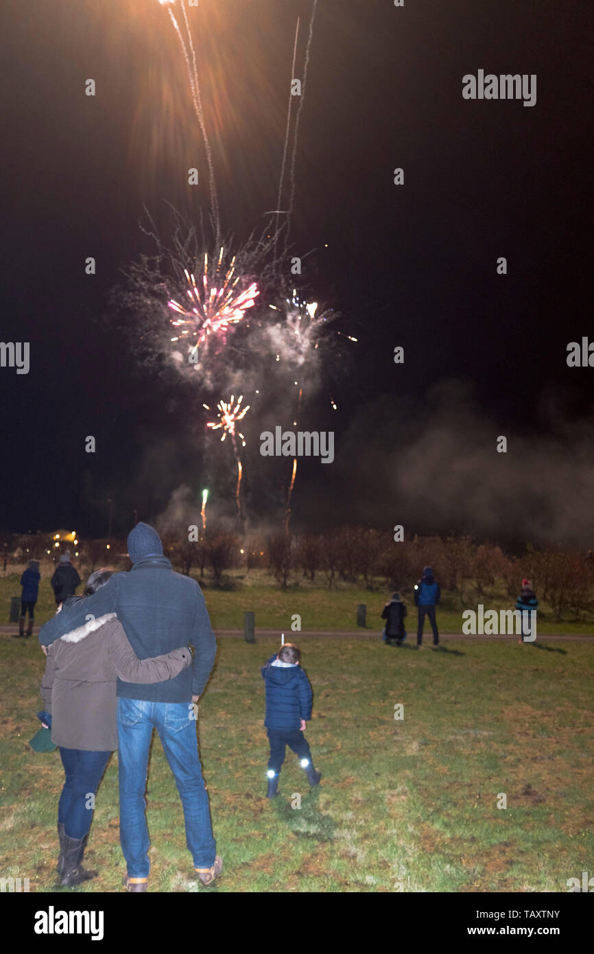 Dh Fifth of November Feuerwerkskörper NACHT Großbritannien Familie Kind beim Feuerwerk-Display Kirkwall Orkney Zuschauer 5. Nov Stockfoto