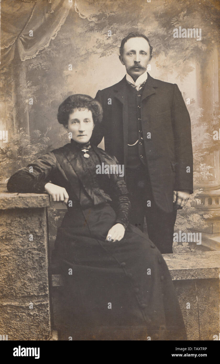 Jahrgang 1911 fotografische Porträt Postkarte zeigt ein Ehepaar aus Bridgewater, Somerset, England Stockfoto