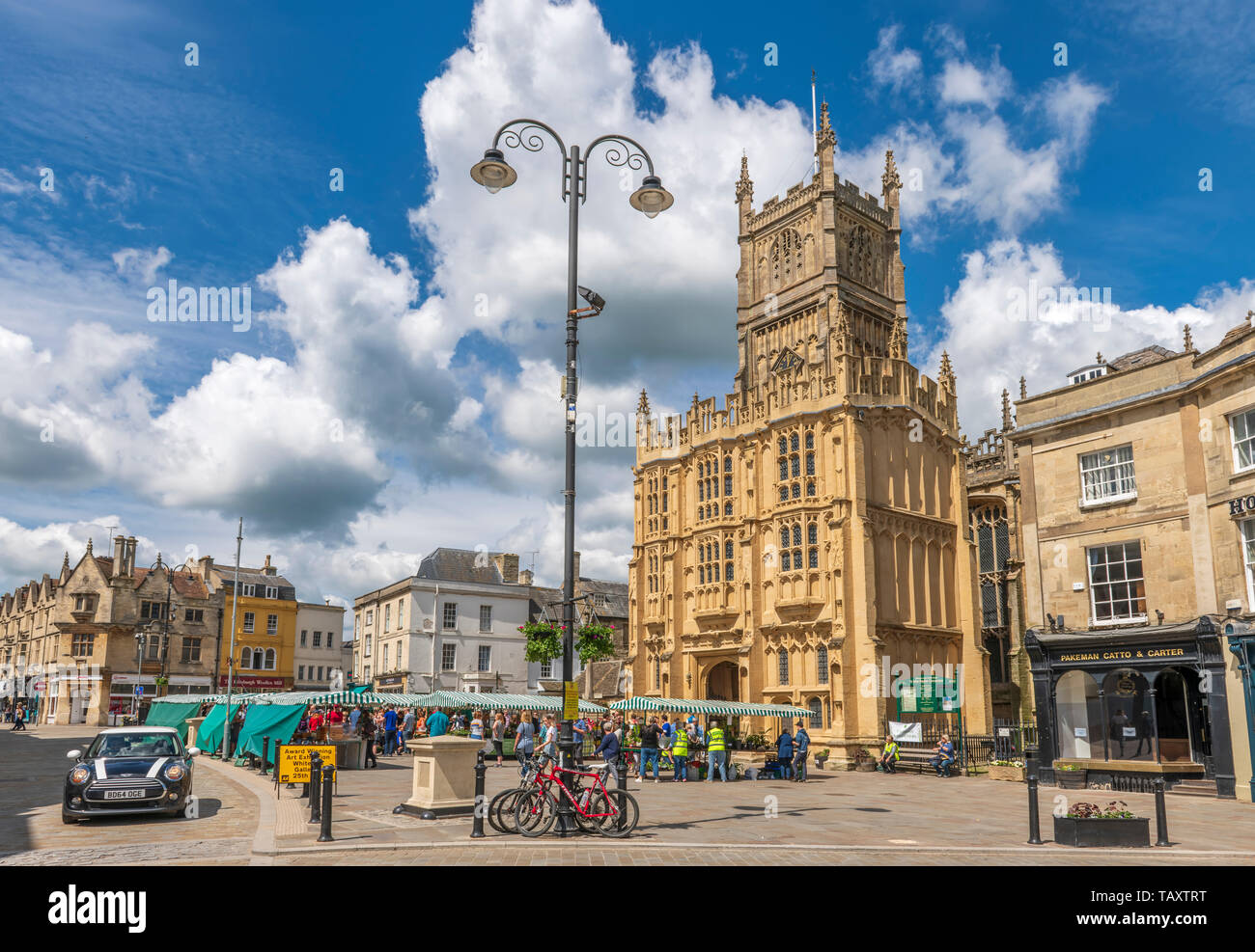 An einem schönen Tag im Mai, Menschen genießen Sie die Vielfalt von Erzeugnissen auf dem Bauernmarkt, auf dem Markt dauert an Cirencest Stockfoto