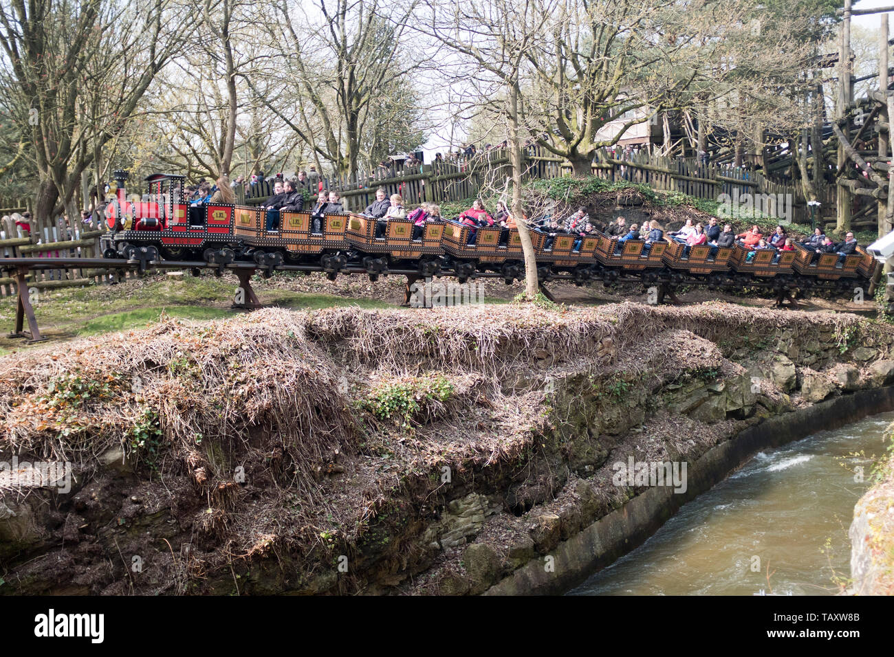 Dh Runaway Grubenbahn ALTON TOWERS STAFFORDSHIRE Leute laufen weg Züge Bahn Fahrten Theme Park uk Ride Stockfoto