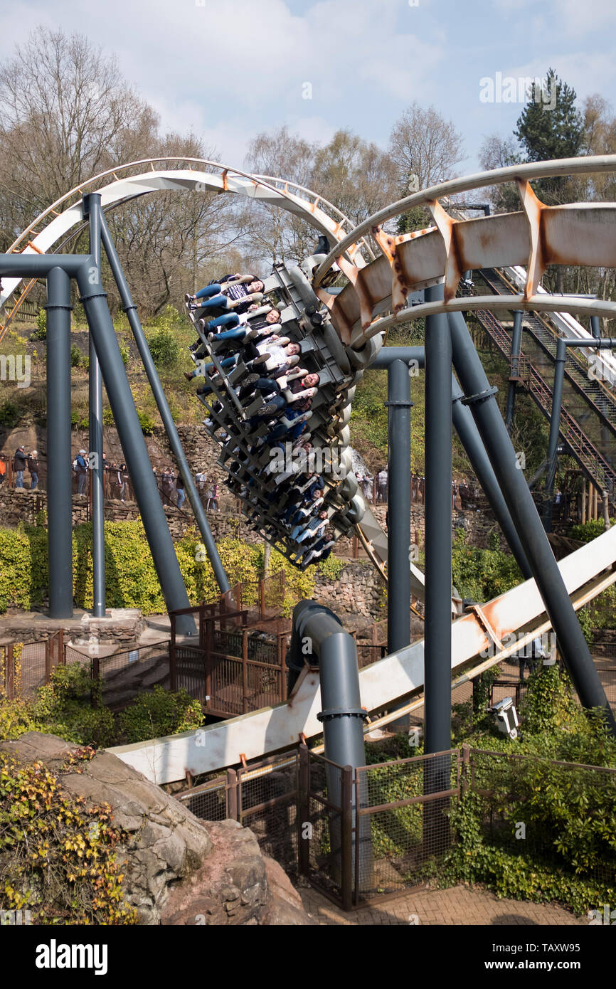 dh Nemesis Achterbahn ALTON TOWERS PARK STAFFORDSHIRE UK Menschen Auf Achterbahn Thema Vergnügungsfahrt Attraktionen Fahrten Stockfoto