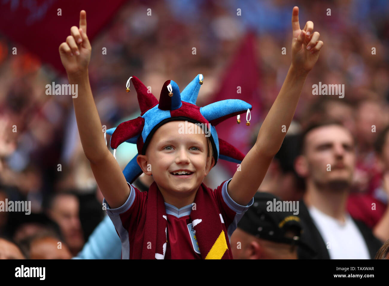 Eine junge Aston Villa fan feiert nach seiner Seite gewinnt zum Aufstieg in die Premier League - Aston Villa v Derby County, Sky Bet Meisterschaft Play-Off Final, Wembley Stadion, London - 27 Mai 2019 Editorial nur verwenden - DataCo Einschränkungen Stockfoto