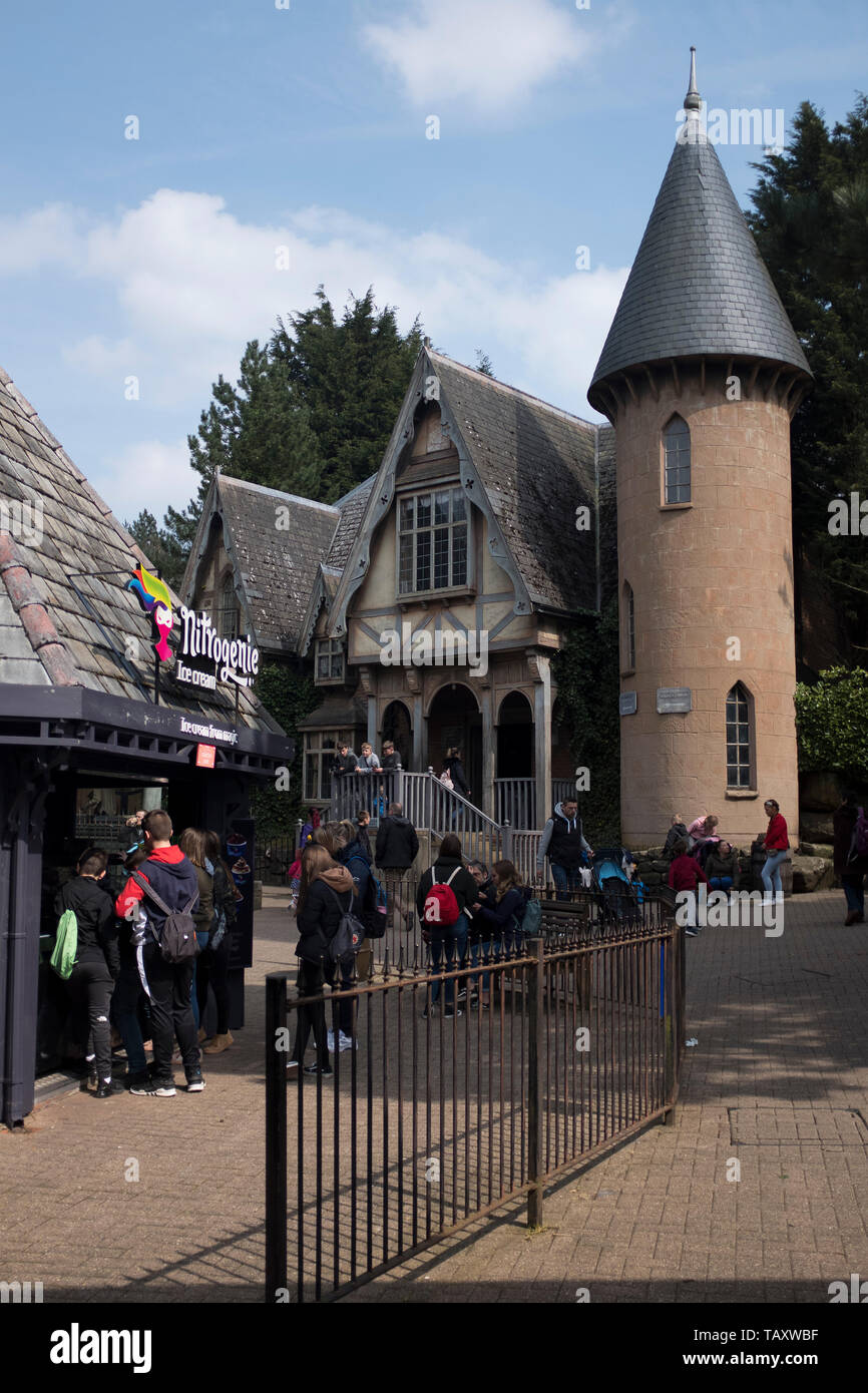 Dh die Haunted House ALTON TOWERS STAFFORDSHIRE Menschen außerhalb Freizeitpark Attraktion Sehenswürdigkeiten Stockfoto