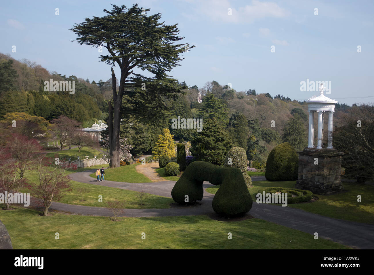 dh The Gardens ALTON TOWERS PARK STAFFORDSHIRE UK People Couple Walking Garden Path Parks Wanderer Stockfoto