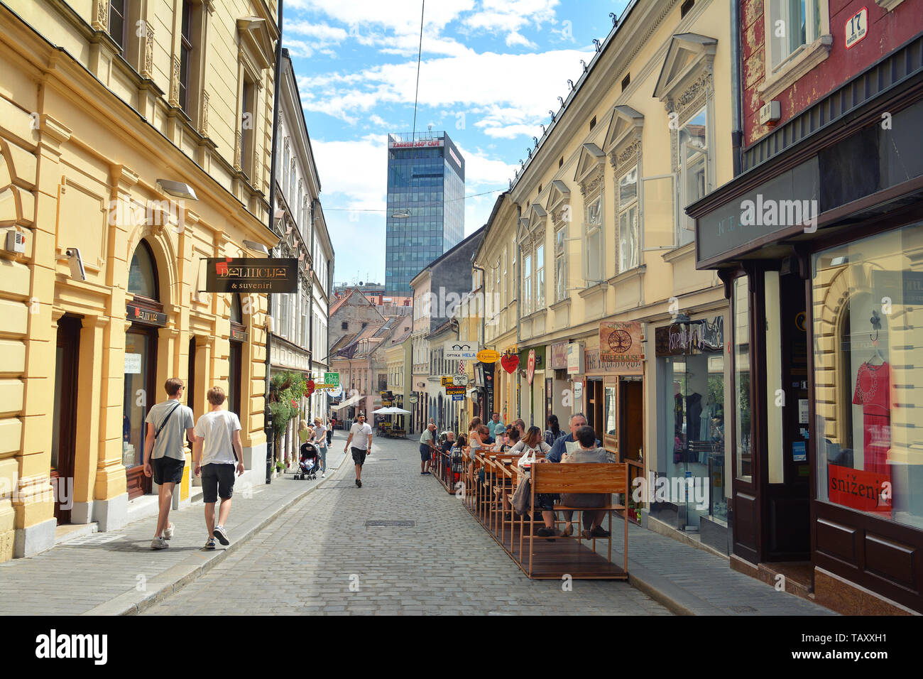 ZAGREB, KROATIEN - 15. Juli 2017. Radiceva Straße in der Altstadt von Zagreb mit Zagreb 360° Cafe und Aussichtsplattform, Kroatien Stockfoto