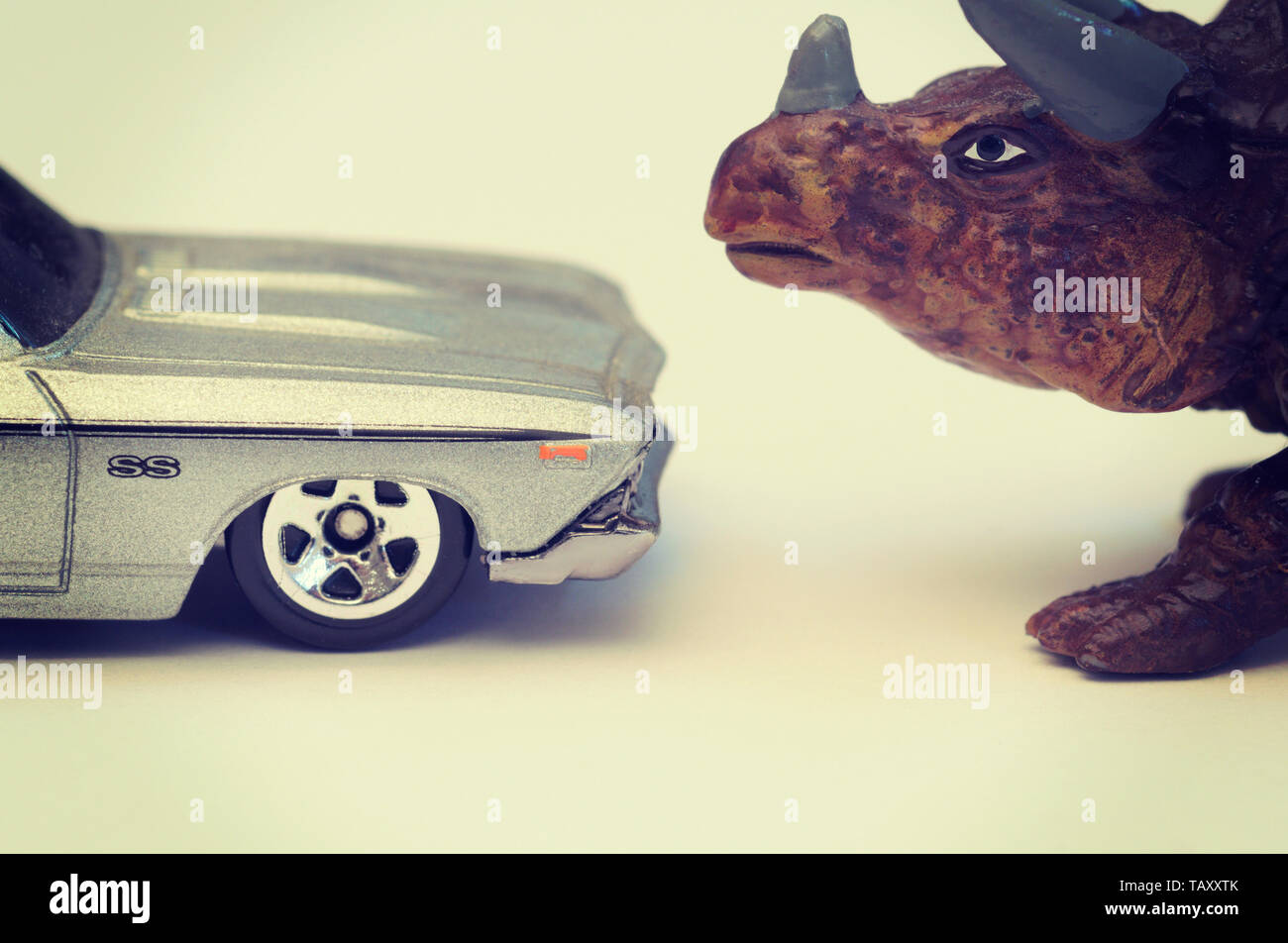 Dinosaurier Spielzeug und eine Miniatur (von Angesicht zu Angesicht) Stockfoto