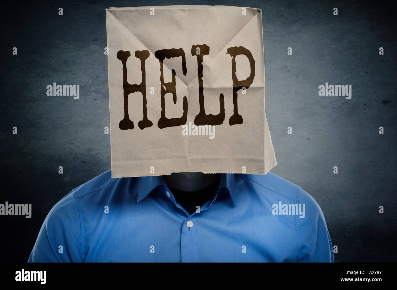Unternehmer braucht Hilfe, Paper Bag mit das Wort Hilfe auf seinem Kopf, konzeptionelle Bild Stockfoto
