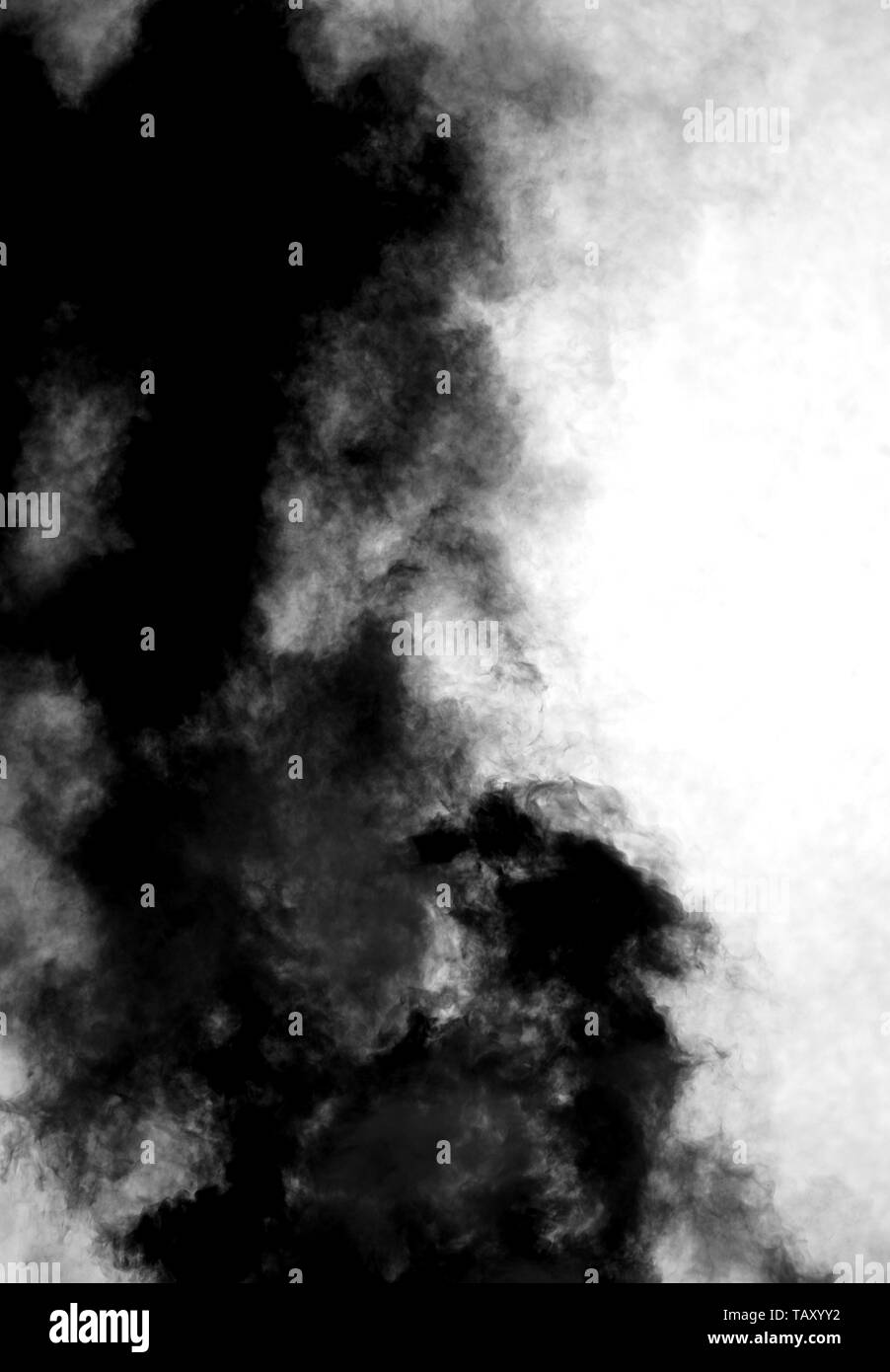 Dichten schwarzen Smog auf weißem Hintergrund Stockfoto