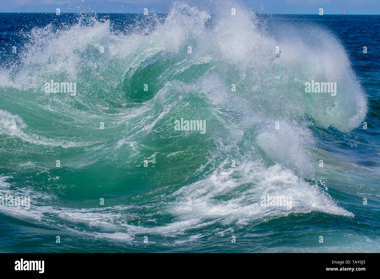 Bunte Wellen brechen am Newport Beach Kalifornien Stockfoto