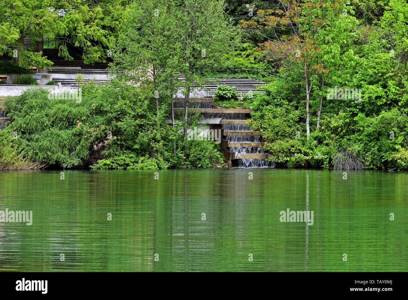 Künstlicher Wasserfall im Kurpark Oberlaa, Wien Stockfoto