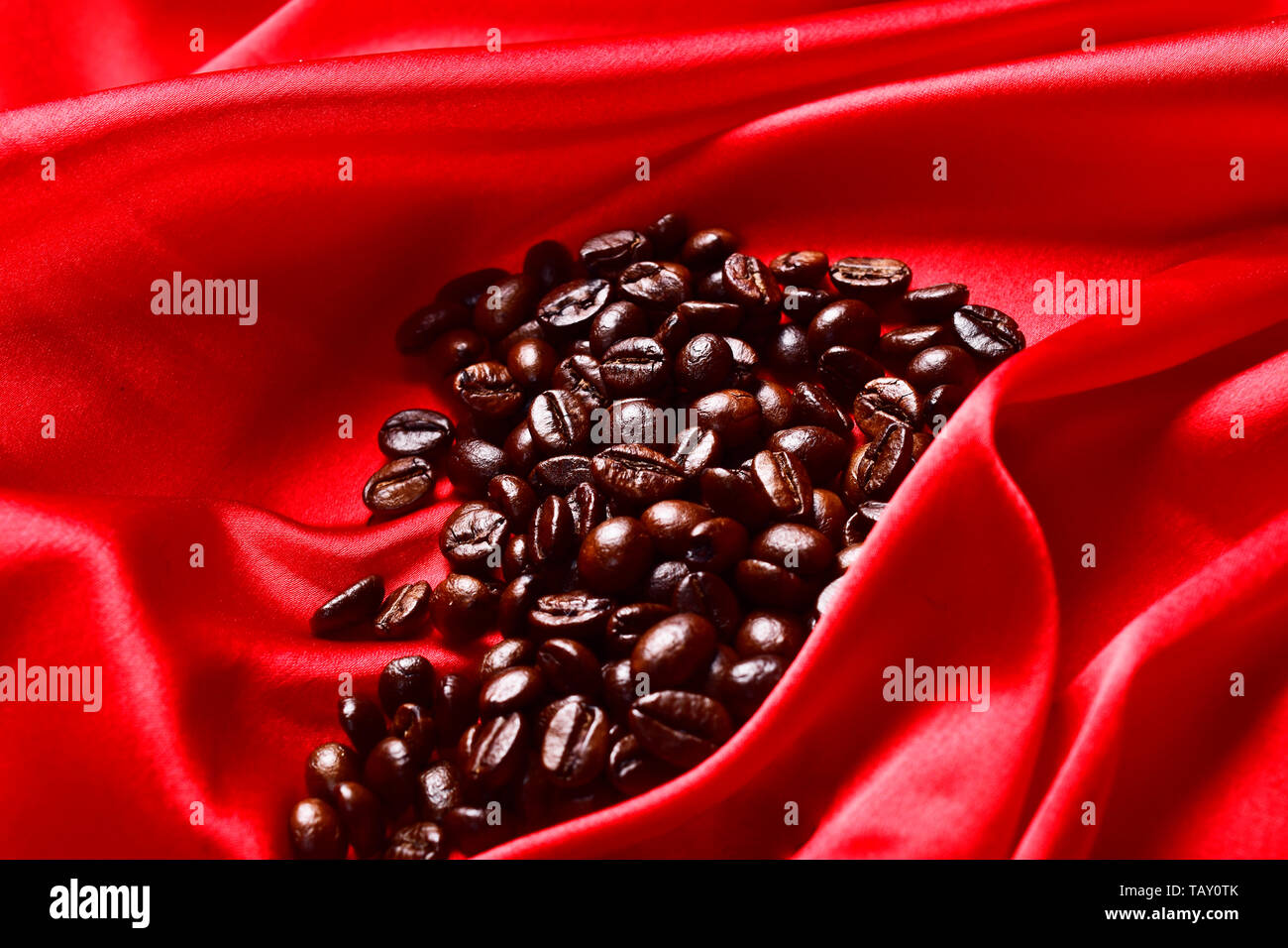 Abstrakte Seide luxus Hintergrund, Tuch, tief roten Tuch Textur mit Aroma Kaffee Bohnen auf es Stockfoto Abstrakte Seide luxus Hintergrund, Tuch, tief roten Tuch Textur mit Aroma Kaffee Bohnen auf es Stockfoto