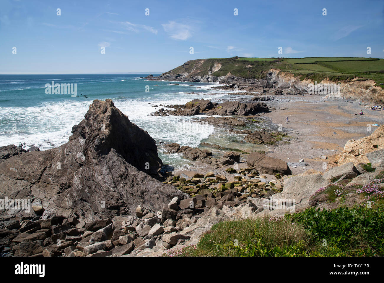 Die rauen Kornischen Küste und den Atlantik an Gunwalloe Bucht auf der Westseite der Halbinsel Lizard mit Surfer und Urlauber Stockfoto